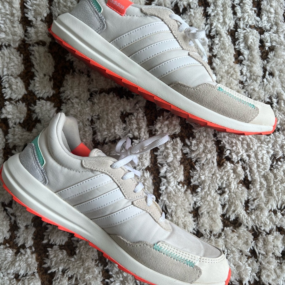 Women’s Adidas Retrorun tennis shoes